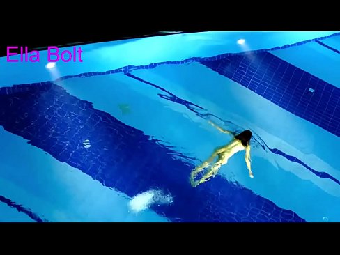 ❤️ Ech kann net ophalen ze kucken, jonk Blond gefaange schwammen plakeg am ELLA BOLT Resort Pool Sex bei eis ☑