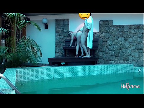 ❤️ Boss invitéiert Déngschtmeedchen an de Pool, mee konnt net engem waarm widderstoen Sex bei eis ☑