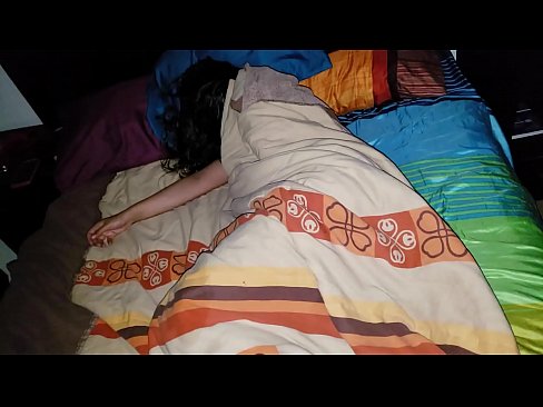 ❤️ Stiefson beréiert seng jonk Stéifmamm wärend hatt schléift. Sex bei eis ☑